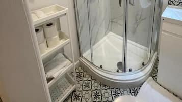 Double Room A, Patio, Courtyard View | Badezimmer