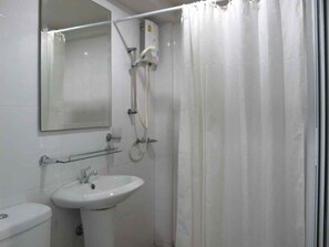 Ducha, toallas, jabón y champú