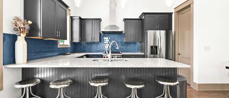 Réfrigérateur, micro-ondes, four, plaque de cuisson