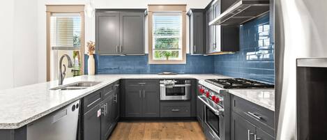 Frigorífic, microones, forn i placa de cuina