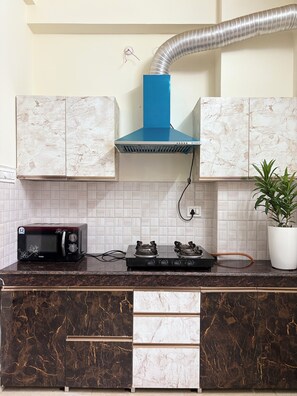 Private kitchen - Superb apartment with AC in vibrant Rishikesh (Rishikesh)