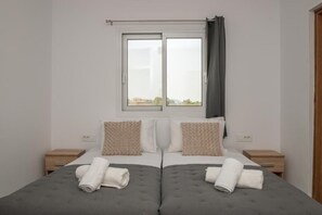 5 bedrooms, iron/ironing board, Internet, bed sheets