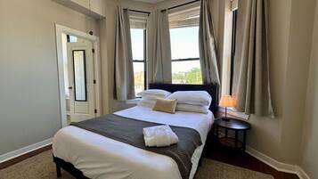 2 quartos, escrivaninha, ferros/tábuas de passar roupa