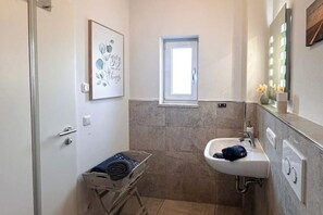 Ducha, secador de pelo, toallas y jabón