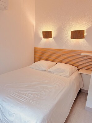 3 chambres, fer et planche à repasser, Wi-Fi, draps fournis