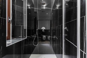 Dusche, Haartrockner, Bidet, Handtücher