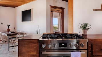 Een koelkast, een magnetron, een oven, een kookplaat