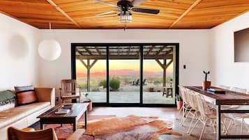 Fernseher, Kamin, Bücher, Stereoanlage