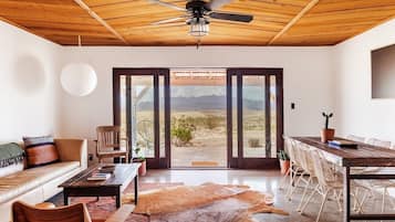 Televisión, chimenea, libros y estéreo