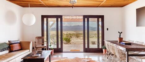 Télévision, cheminée, livres, chaîne hi-fi