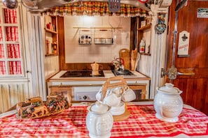 Fridge, oven, stovetop, cookware/dishes/utensils