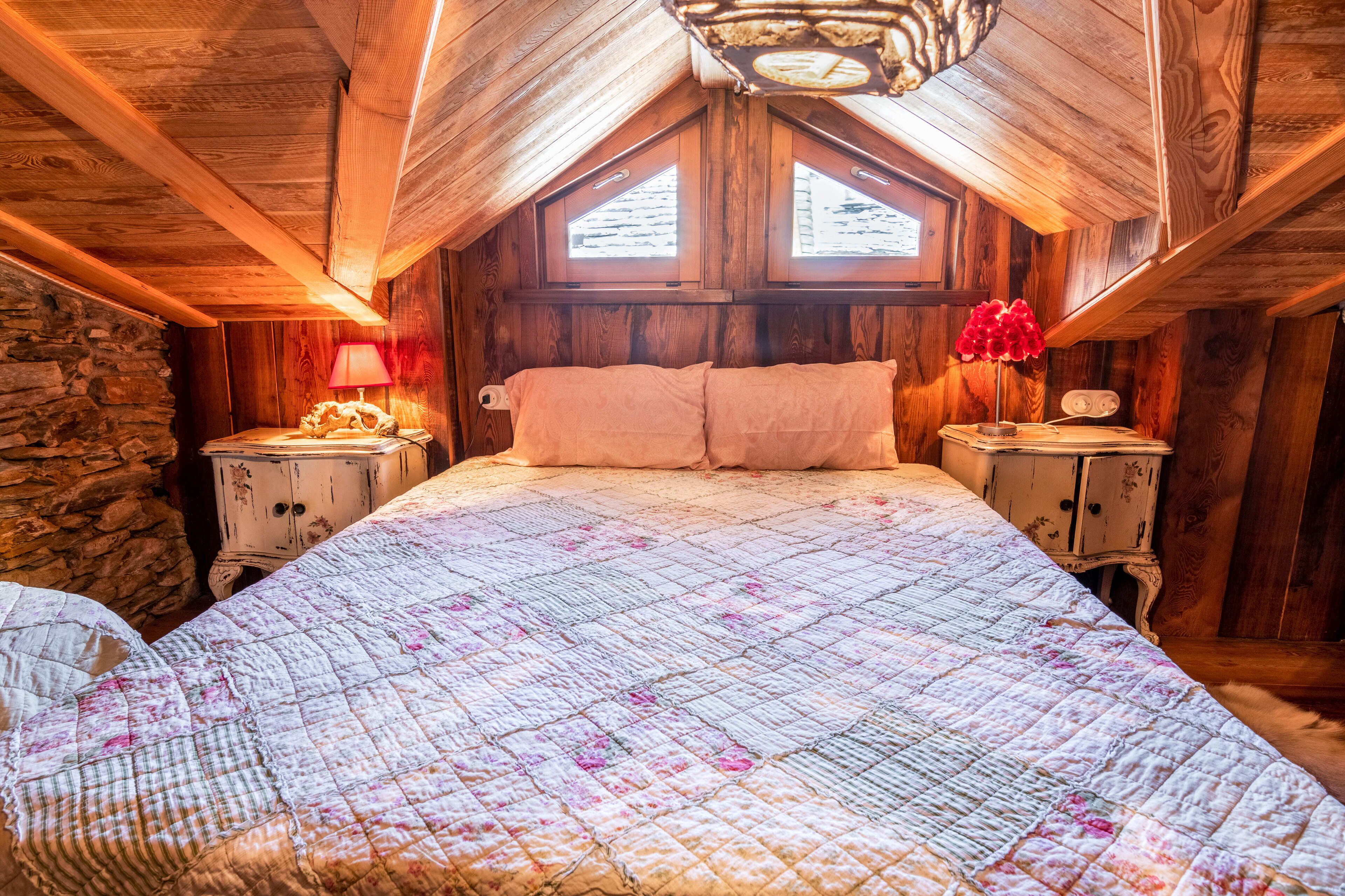 1 bedroom, bed sheets