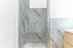 Dusche, Haartrockner, Bidet, Handtücher