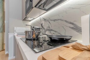 Fridge, microwave, stovetop, dishwasher