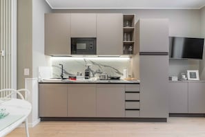 Fridge, microwave, stovetop, dishwasher