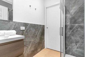 Dusche, kostenlose Toilettenartikel, Haartrockner, Bidet