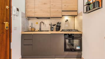 Frigorifero, forno, piano cottura, lavastoviglie
