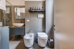 Dusche, Haartrockner, Bidet, Handtücher