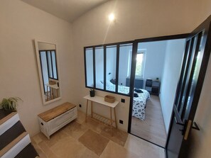 2 slaapkamers, een strijkplank/strijkijzer, beddengoed
