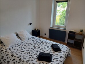 2 bedrooms, iron/ironing board, bed sheets