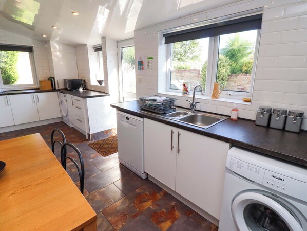 Dishwasher, cookware/dishes/utensils