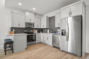 Refrigerador, microondas, horno y parrilla de estufa