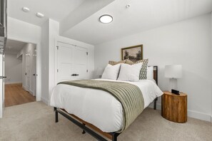 3 bedrooms, desk, iron/ironing board, travel cot