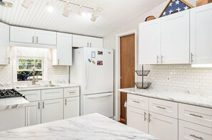 Jääkaappi, mikroaaltouuni, uuni, liesi