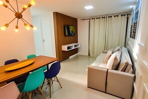 Lägenhet Basic | Vardagsrum | 42-tums smart-tv med digitalkanaler, betalfilmer och streamingtjänster