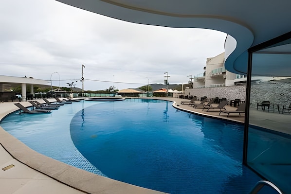 Apartamento família | Piscina | Piscina externa, guarda-sóis, espreguiçadeiras