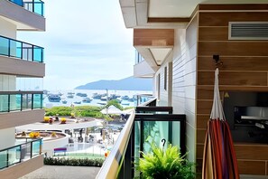 A modern hotel with a balcony overlooking a marina and boats. - Habitat Hospedagens (Arraial do Cabo)