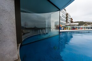 Familjelägenhet | Pool | Utomhuspool, parasoller och solstolar