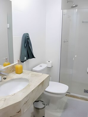 Apartamento família | Banheiro | Chuveiro, secador de cabelo, toalhas de banho, sabonete
