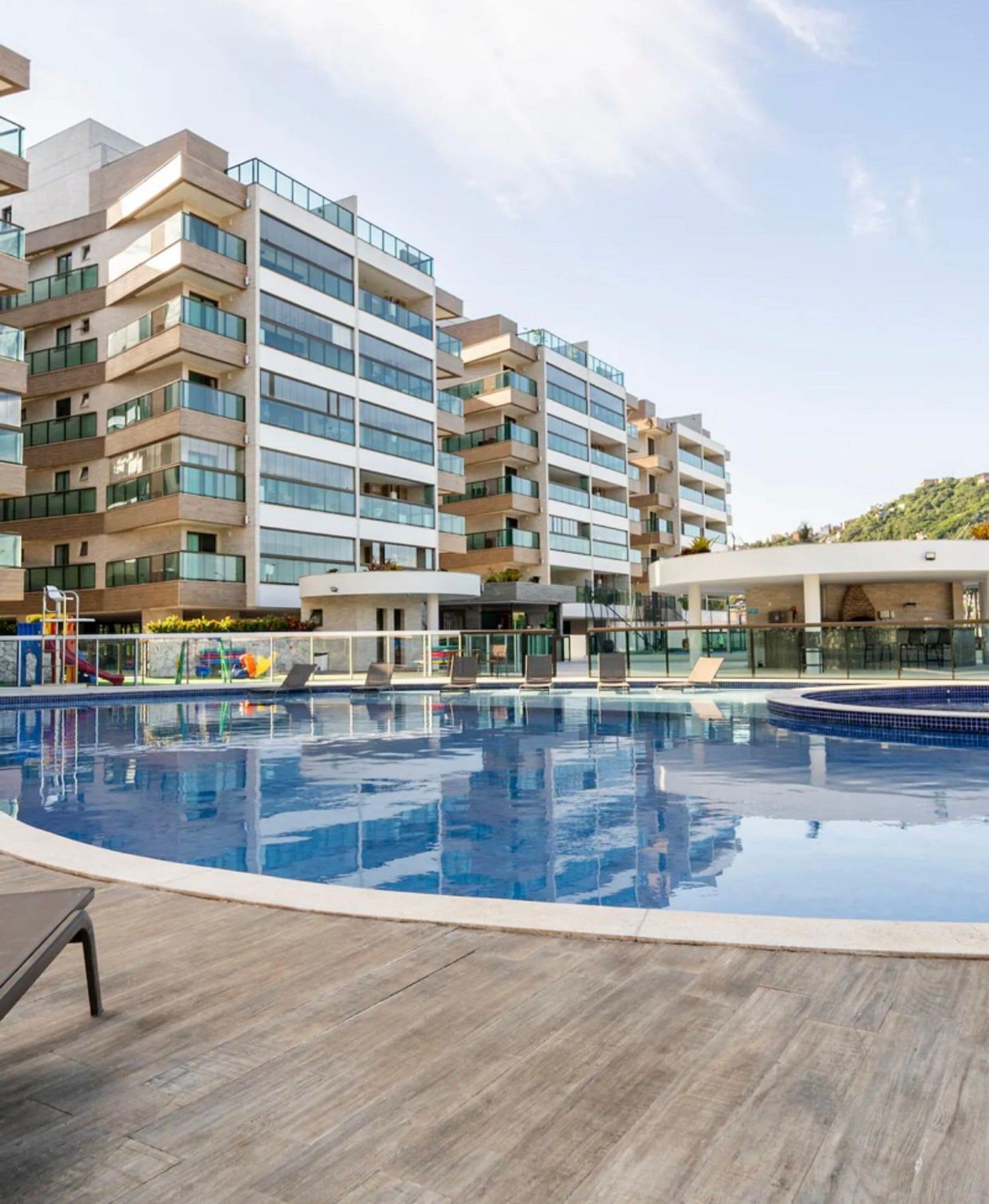 Lägenhet Basic | Pool | Utomhuspool, parasoller och solstolar