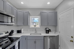 Private kitchen - Updated 4BR/2.5BA Townhome, 5-Min Walk to Nationwide Children’s Hospital (Columbus)