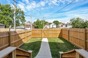 Property grounds - Updated 4BR/2.5BA Townhome, 5-Min Walk to Nationwide Children’s Hospital (Columbus)