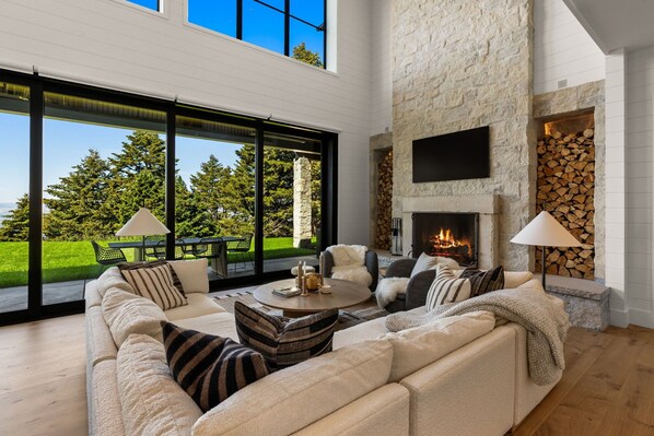 Smart-TV, Kamin, Bücher, Stereoanlage