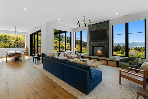 Smart TV, fireplace