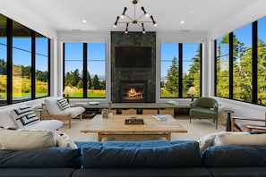 Smart TV, fireplace