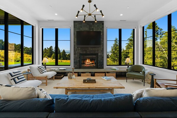 Smart TV, fireplace, books, stereo - Resolute Ridge Meadow House (Bozeman)