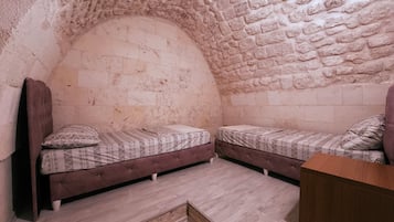 Habitación cuádruple | Minibar, escritorio y espacio para trabajar con laptop
