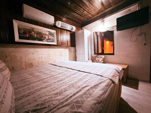 ميني بار ومكتب ومساحة عمل للكمبيوتر المحمول ومكواة/لوح كي