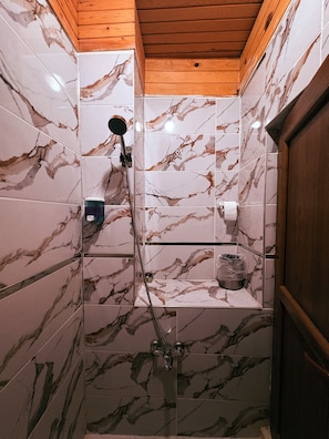 Luxury-Dreibettzimmer | Badezimmer | Dusche, Haartrockner, Handtücher, Seife