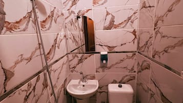 Economy Room | Bathroom | Shower, hair dryer, towels, soap