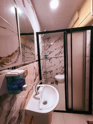 Quarto quádruplo | Banheiro | Chuveiro, secador de cabelo, toalhas de banho, sabonete