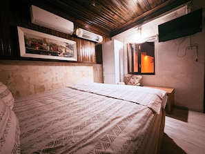 Habitación básica | Minibar, escritorio, espacio para trabajar con un portátil