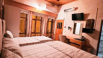 Luxury-Dreibettzimmer | Minibar, Schreibtisch, laptopgeeigneter Arbeitsplatz
