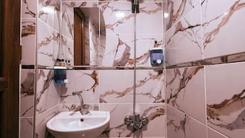 Basic Room | Bathroom | Shower, hair dryer, towels, soap