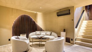 Lobby-lounge