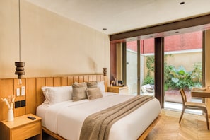 Suite Junior, terrasse | Coffres-forts dans les chambres, rideaux occultants